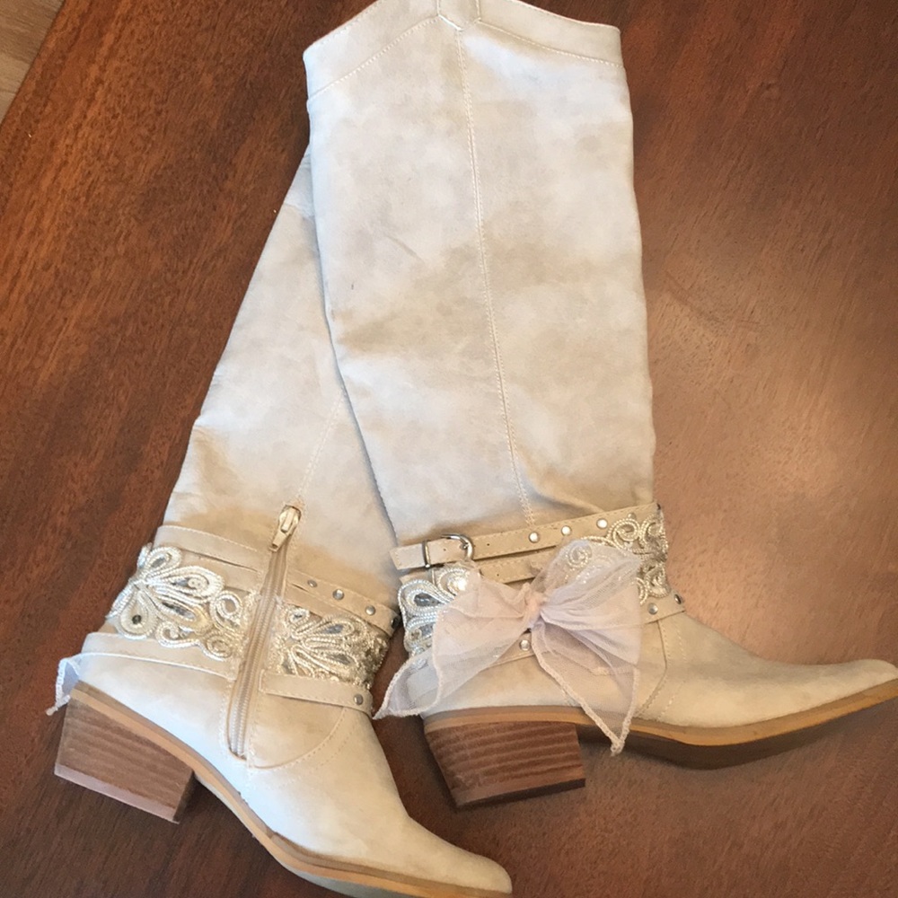 BOOTS NEVER WORN